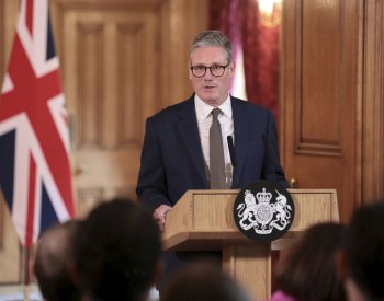 Starmer po prvním zasedání vlády opět slíbil nový a nesobecký způsob vládnutí