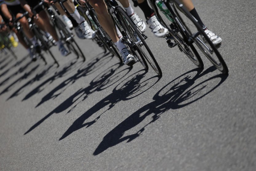 Po pádu ve sjezdu zemřel při závodě Kolem Rakouska norský cyklista Drege