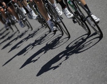 Po pádu ve sjezdu zemřel při závodě Kolem Rakouska norský cyklista Drege