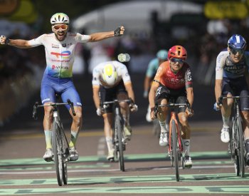 Šotolinovou etapu Tour de France vyhrál po spurtu uprchlíků Turgis