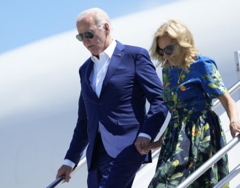 Pět demokratů z Kongresu Bidena vyzvalo k odstoupení z kampaně, prezident odmítá