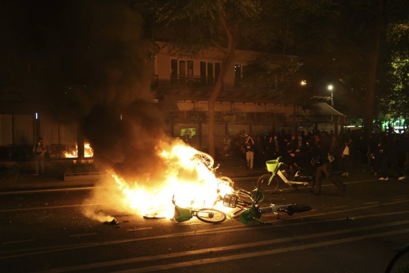 Politico: Pět věcí, které byste měli vědět o chaotických volbách ve Francii