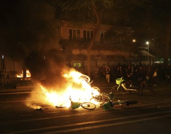 Politico: Pět věcí, které byste měli vědět o chaotických volbách ve Francii