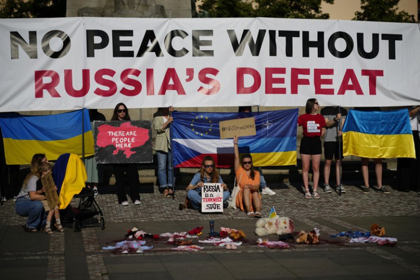Desítky lidí v Praze demonstrovaly proti Rusku a bombardování Ukrajiny
