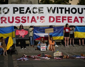 Desítky lidí v Praze demonstrovaly proti Rusku a bombardování Ukrajiny