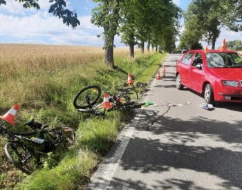 Na Strakonicku narazilo auto do skupiny dětí na kole, čtyři zranění