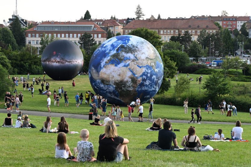 Festival planet v Brně znovu vystavuje obří planety a nabízí letní kino zdarma