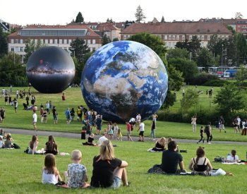 Festival planet v Brně znovu vystavuje obří planety a nabízí letní kino zdarma