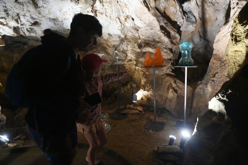 Zbrašovské aragonitové jeskyně zdobí svými plastikami mladí skláři