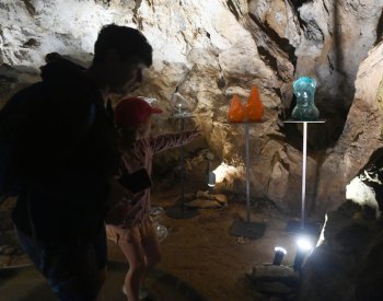 Zbrašovské aragonitové jeskyně zdobí svými plastikami mladí skláři