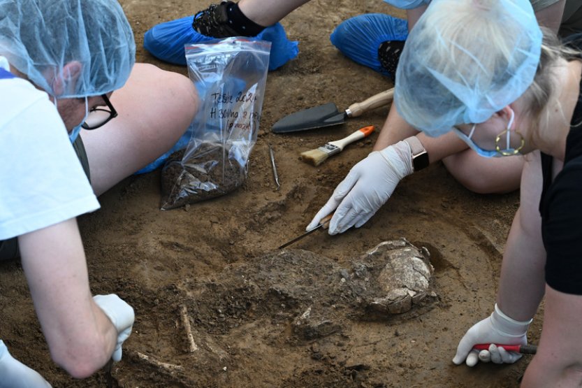Archeologové našli při výzkumu na Znojemsku pravěký hrob dítěte
