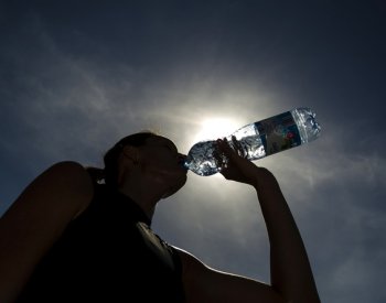 Lékaři: Nedostatek tekutin může vést k selhání organismu, alkohol riziko zvyšuje