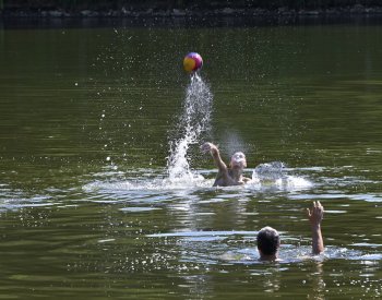 Vysoké letní teploty a voda nahrávají zánětům spojivek, upozorňují oční lékaři