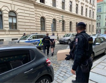 Zásahová jednotka zadržela v Plzni muže, který na úřadě vyhrožoval střelbou