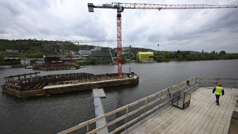 ŽIVĚ: Příjezd lodi s nadrozměrným nákladem na staveniště Dvoreckého mostu