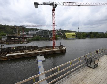 ŽIVĚ: Příjezd lodi s nadrozměrným nákladem na staveniště Dvoreckého mostu