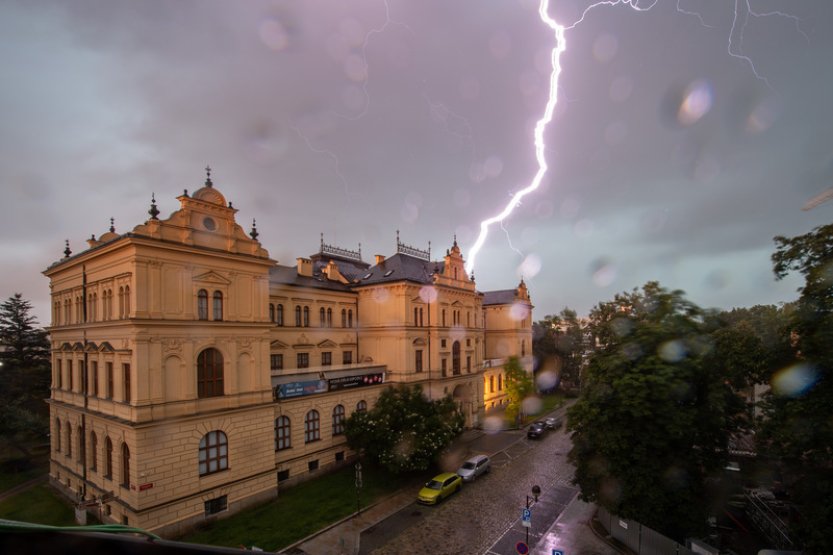 Bouřky působily problémy v dopravě a energetice, hasiči evakuovali dva tábory