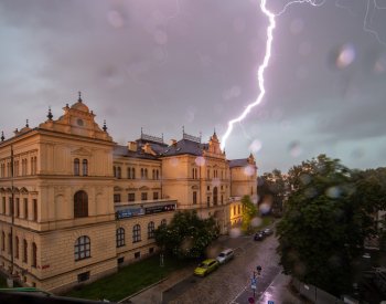 Bouřky působily problémy v dopravě a energetice, hasiči evakuovali dva tábory