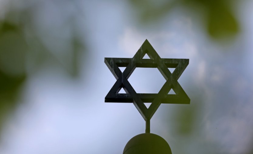 Židé v Evropě stále čelí vysoké míře antisemitismu, uvedla agentura EU