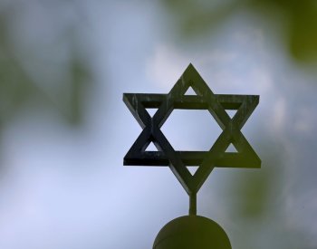 Židé v Evropě stále čelí vysoké míře antisemitismu, uvedla agentura EU