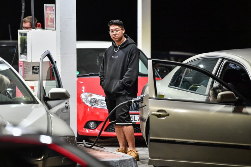 Pohonné hmoty za týden dál zdražily zhruba o dvacetník, nafta nad 37 Kč/l