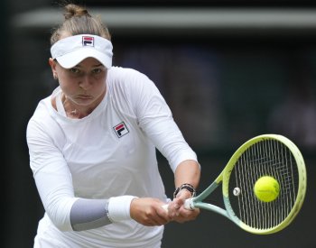 Krejčíková bude hrát s bývalou šampionkou Rybakinovou o wimbledonské finále