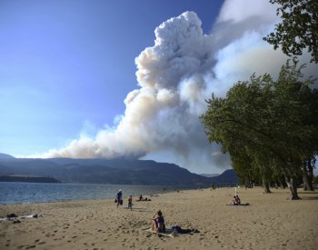 Lidé opouští Yellowknife, před ohněm Kanaďané prchají i v Kelowně