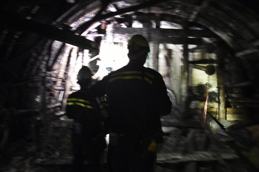 Po silném důlním otřesu v Polsku nemají záchranáři kontakt se dvěma horníky