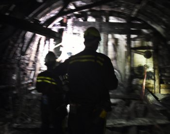 Po silném důlním otřesu v Polsku nemají záchranáři kontakt se dvěma horníky