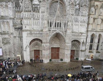 V katedrále v Rouenu na severu Francie hoří, požár je pod kontrolu