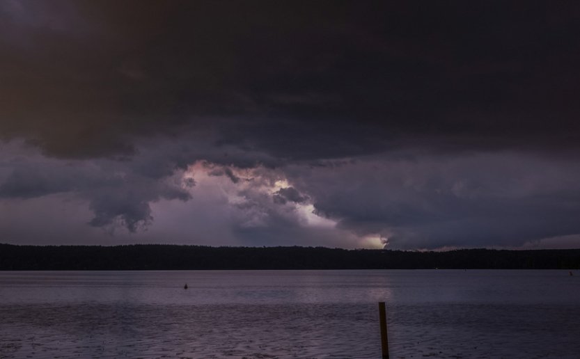 Silné bouřky zranily v Bavorsku několik lidí, v Rakousku se pohřešuje vodák