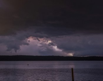Silné bouřky zranily v Bavorsku několik lidí, v Rakousku se pohřešuje vodák