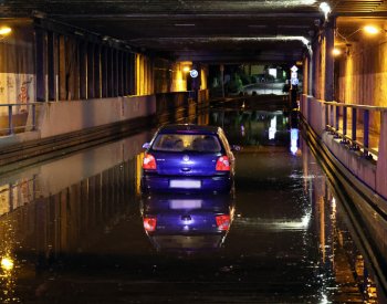 V Německu lijáky zaplavily ulice a sklepy, úřady nadále varují před bouřkami