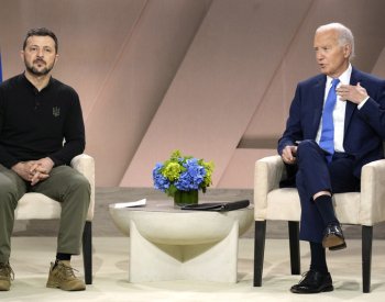 USA oznámí další zbrojní dodávky pro Ukrajinu, řekl Biden Zelenskému