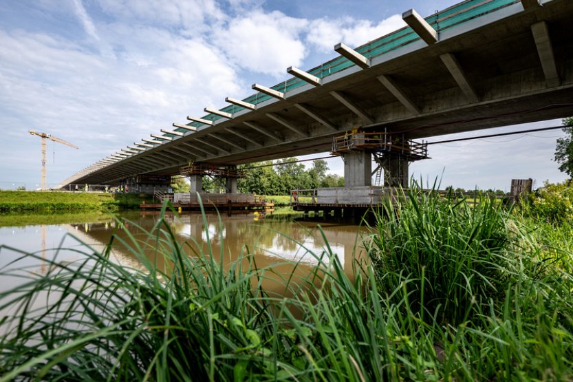 Největší lanový most v Česku překlenul Labe, vzniká v Pardubicích