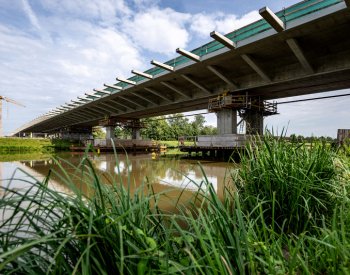 Největší lanový most v Česku překlenul Labe, vzniká v Pardubicích