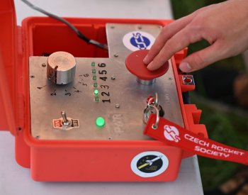 Studenti soutěžili v sestrojování raket, které musely bezpečně přepravit vejce