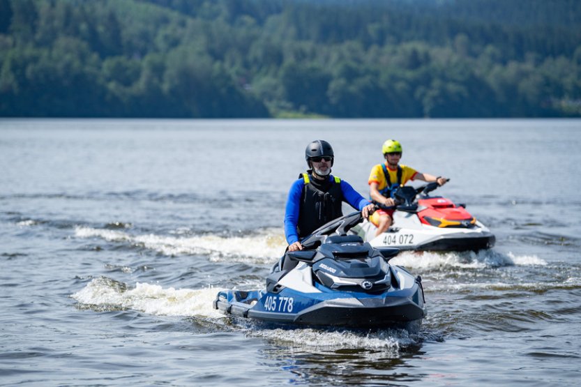 Desítky případů za den řeší policejní hlídky v letní sezoně u lipenské přehrady