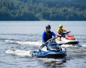 Desítky případů za den řeší policejní hlídky v letní sezoně u lipenské přehrady