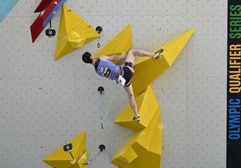 Ondra v generálce na olympijský závod lezců zvládl v Chamonix kvalifikaci