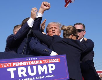 Na mítinku padly výstřely, na uchu Trumpa byla krev, ale je v pořádku