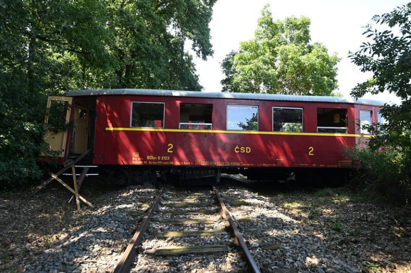 Mezi Lednicí a Břeclaví vykolejil historický osobní vlak, nikdo se nezranil