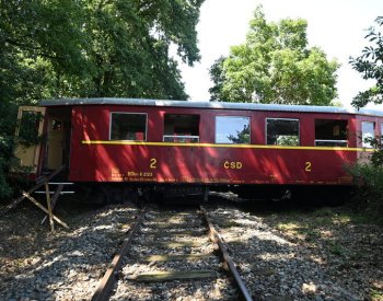 Mezi Lednicí a Břeclaví vykolejil historický osobní vlak, nikdo se nezranil