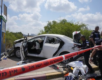 Čtyři Izraelci byli zraněni, když útočník najel do lidí na autobusové zastávce
