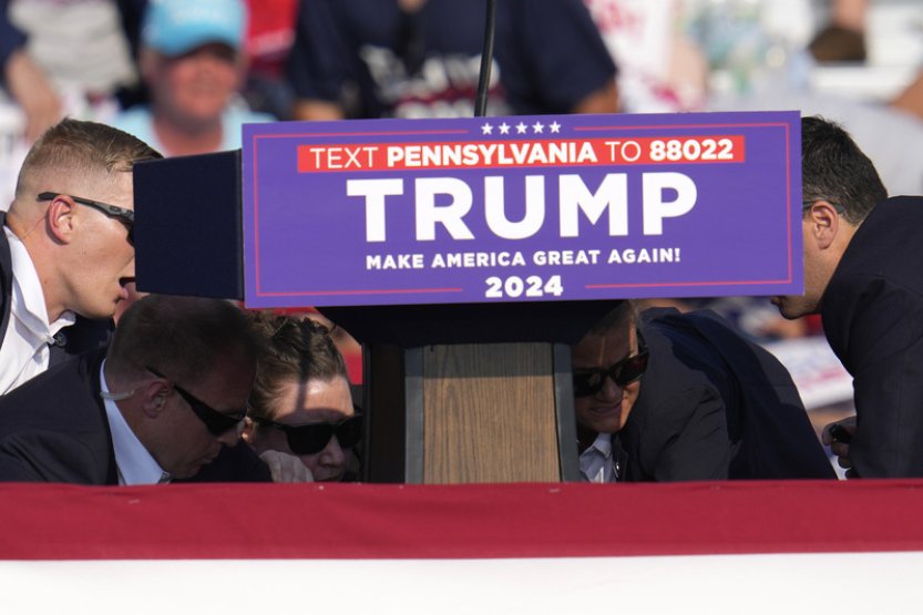 Po útoku na Trumpa se na sítích začaly rychle šířit konspirační teorie