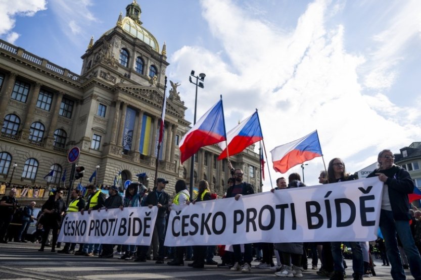 Popelka neuspěl se stížností, za výzvy ke stržení vlajky dostal podmínku