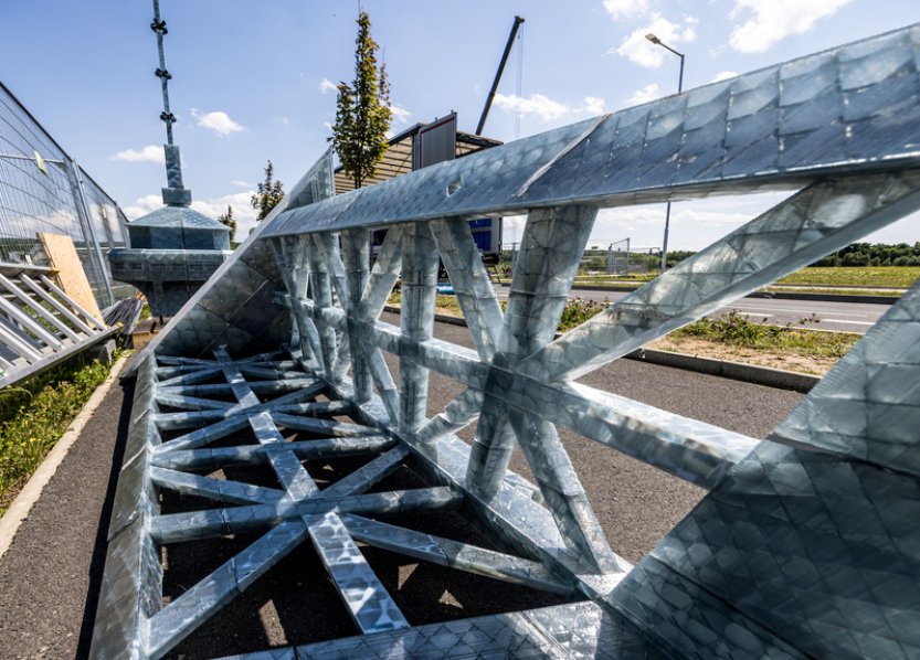 Replika Eiffelovy věže je u jezera Most, bude dominantou Olympijského festivalu