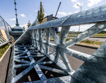 Replika Eiffelovy věže je u jezera Most, bude dominantou Olympijského festivalu