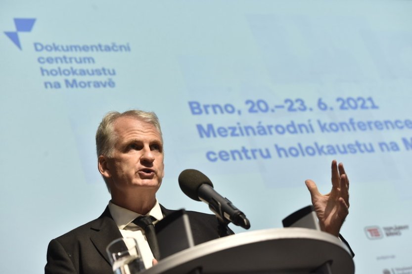 Lipavský vyznamenal historika Snydera medailí za zásluhy o demokracii