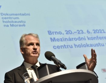 Lipavský vyznamenal historika Snydera medailí za zásluhy o demokracii